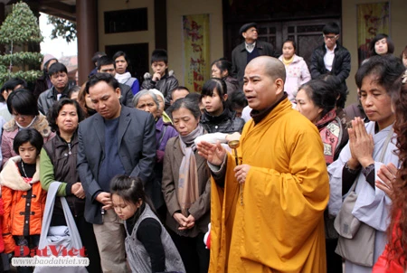 Từ sáng sớm ngày mùng 1 Tết, rất đông gia đình đã đi tới chùa, tham gia các nghi lễ của Phật giáo. Nội dung buổi lễ đầu năm thường là cầu cho quốc thái, dân an, mong muốn đất nước được thanh bình, người dân yên ổn làm ăn, sinh sống. Cuối mỗi buổi lễ cầu an, thầy trụ trì và các vị cao tăng thường dành thời gian giảng giải những lời răn dạy của Đức Phật, với mong muốn mỗi người dân, mỗi phật tử sống tốt đời, đẹp đạo. Sau buổi lễ cầu an, các vị tăng, ni dẫn đầu cho lễ chiêm bái xá lị. Đoàn người lặng lẽ, trật tự, lần lượt đi vòng quanh nơi trưng bày. Vị trụ trì thuyết giảng về những viên xá lị được trưng bày nơi đây. Xá lị, phiên âm từ tiếng Phạn (sarira), có nghĩa là "những hạt cứng", đây là những phần còn lại của thân thể các vị thiền sư đắc đạo sau khi được hỏa thiêu. Đến nay còn nhiều cách giải thích về sự hình thành các hạt xá lị, nhưng chưa có giả thuyết nào thật sự thuyết phục. Tuy nhiên, việc chiêm bái những "viên ngọc" này luôn mang lại cảm giác bình an, thánh thiện. Cùng với lễ chiêm bái xá lị là lễ phóng sinh. Một vị tăng giảng về ý nghĩa và bài học đạo đức từ việc phóng sinh, giúp con người hướng thiện. Từng con chim được vị trụ trì và người dân phóng sinh, mang theo ước vọng từ bi, giải trừ oán hận, thuận theo đức hiếu sinh của đất trời, vạn vật.