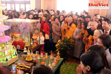 Từ sáng sớm ngày mùng 1 Tết, rất đông gia đình đã đi tới chùa, tham gia các nghi lễ của Phật giáo. Nội dung buổi lễ đầu năm thường là cầu cho quốc thái, dân an, mong muốn đất nước được thanh bình, người dân yên ổn làm ăn, sinh sống. Cuối mỗi buổi lễ cầu an, thầy trụ trì và các vị cao tăng thường dành thời gian giảng giải những lời răn dạy của Đức Phật, với mong muốn mỗi người dân, mỗi phật tử sống tốt đời, đẹp đạo. Sau buổi lễ cầu an, các vị tăng, ni dẫn đầu cho lễ chiêm bái xá lị. Đoàn người lặng lẽ, trật tự, lần lượt đi vòng quanh nơi trưng bày. Vị trụ trì thuyết giảng về những viên xá lị được trưng bày nơi đây. Xá lị, phiên âm từ tiếng Phạn (sarira), có nghĩa là "những hạt cứng", đây là những phần còn lại của thân thể các vị thiền sư đắc đạo sau khi được hỏa thiêu. Đến nay còn nhiều cách giải thích về sự hình thành các hạt xá lị, nhưng chưa có giả thuyết nào thật sự thuyết phục. Tuy nhiên, việc chiêm bái những "viên ngọc" này luôn mang lại cảm giác bình an, thánh thiện. Cùng với lễ chiêm bái xá lị là lễ phóng sinh. Một vị tăng giảng về ý nghĩa và bài học đạo đức từ việc phóng sinh, giúp con người hướng thiện. Từng con chim được vị trụ trì và người dân phóng sinh, mang theo ước vọng từ bi, giải trừ oán hận, thuận theo đức hiếu sinh của đất trời, vạn vật.