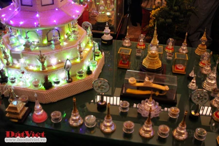 Từ sáng sớm ngày mùng 1 Tết, rất đông gia đình đã đi tới chùa, tham gia các nghi lễ của Phật giáo. Nội dung buổi lễ đầu năm thường là cầu cho quốc thái, dân an, mong muốn đất nước được thanh bình, người dân yên ổn làm ăn, sinh sống. Cuối mỗi buổi lễ cầu an, thầy trụ trì và các vị cao tăng thường dành thời gian giảng giải những lời răn dạy của Đức Phật, với mong muốn mỗi người dân, mỗi phật tử sống tốt đời, đẹp đạo. Sau buổi lễ cầu an, các vị tăng, ni dẫn đầu cho lễ chiêm bái xá lị. Đoàn người lặng lẽ, trật tự, lần lượt đi vòng quanh nơi trưng bày. Vị trụ trì thuyết giảng về những viên xá lị được trưng bày nơi đây. Xá lị, phiên âm từ tiếng Phạn (sarira), có nghĩa là "những hạt cứng", đây là những phần còn lại của thân thể các vị thiền sư đắc đạo sau khi được hỏa thiêu. Đến nay còn nhiều cách giải thích về sự hình thành các hạt xá lị, nhưng chưa có giả thuyết nào thật sự thuyết phục. Tuy nhiên, việc chiêm bái những "viên ngọc" này luôn mang lại cảm giác bình an, thánh thiện. Cùng với lễ chiêm bái xá lị là lễ phóng sinh. Một vị tăng giảng về ý nghĩa và bài học đạo đức từ việc phóng sinh, giúp con người hướng thiện. Từng con chim được vị trụ trì và người dân phóng sinh, mang theo ước vọng từ bi, giải trừ oán hận, thuận theo đức hiếu sinh của đất trời, vạn vật.