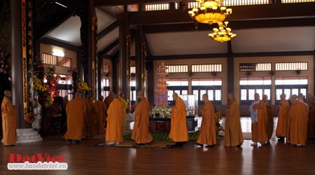 Từ sáng sớm ngày mùng 1 Tết, rất đông gia đình đã đi tới chùa, tham gia các nghi lễ của Phật giáo. Nội dung buổi lễ đầu năm thường là cầu cho quốc thái, dân an, mong muốn đất nước được thanh bình, người dân yên ổn làm ăn, sinh sống. Cuối mỗi buổi lễ cầu an, thầy trụ trì và các vị cao tăng thường dành thời gian giảng giải những lời răn dạy của Đức Phật, với mong muốn mỗi người dân, mỗi phật tử sống tốt đời, đẹp đạo. Sau buổi lễ cầu an, các vị tăng, ni dẫn đầu cho lễ chiêm bái xá lị. Đoàn người lặng lẽ, trật tự, lần lượt đi vòng quanh nơi trưng bày. Vị trụ trì thuyết giảng về những viên xá lị được trưng bày nơi đây. Xá lị, phiên âm từ tiếng Phạn (sarira), có nghĩa là "những hạt cứng", đây là những phần còn lại của thân thể các vị thiền sư đắc đạo sau khi được hỏa thiêu. Đến nay còn nhiều cách giải thích về sự hình thành các hạt xá lị, nhưng chưa có giả thuyết nào thật sự thuyết phục. Tuy nhiên, việc chiêm bái những "viên ngọc" này luôn mang lại cảm giác bình an, thánh thiện. Cùng với lễ chiêm bái xá lị là lễ phóng sinh. Một vị tăng giảng về ý nghĩa và bài học đạo đức từ việc phóng sinh, giúp con người hướng thiện. Từng con chim được vị trụ trì và người dân phóng sinh, mang theo ước vọng từ bi, giải trừ oán hận, thuận theo đức hiếu sinh của đất trời, vạn vật.