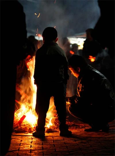Cháu bé tò mò nhìn bố đốt nhang, đây cũng là một nét văn hoá kế tục giữa hai thế hệ.