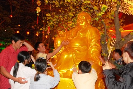 TP.HCM: Đón giao thừa tại ngôi chùa lớn nhất ảnh 8 TP.HCM: Đón giao thừa tại ngôi chùa lớn nhất ảnh 8