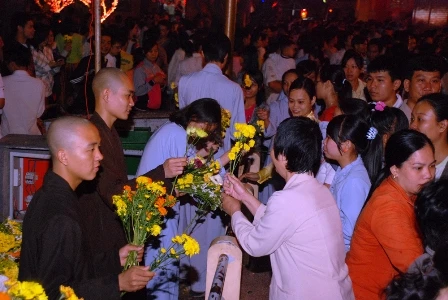 TP.HCM: Đón giao thừa tại ngôi chùa lớn nhất ảnh 6