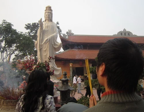 Xin bình an trước Phật Bà Quan Âm Bồ Tát ở chùa Diên Khánh