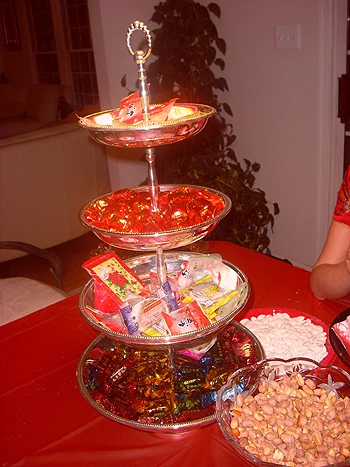 Mồng 1 bày bánh mứt cầu chúc may mắn ảnh 14