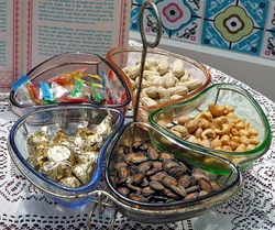 Mồng 1 bày bánh mứt cầu chúc may mắn ảnh 16