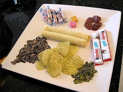 Mồng 1 bày bánh mứt cầu chúc may mắn ảnh 12