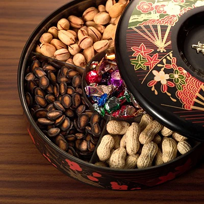 Mồng 1 bày bánh mứt cầu chúc may mắn ảnh 7