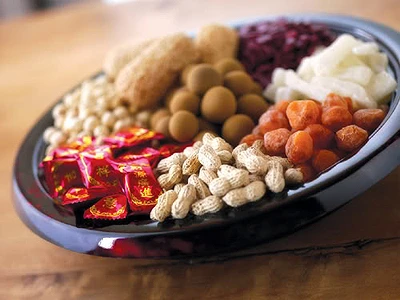 Mồng 1 bày bánh mứt cầu chúc may mắn ảnh 2