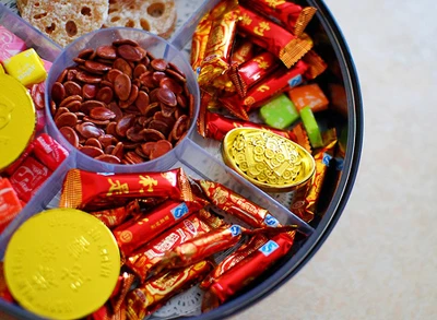 Mồng 1 bày bánh mứt cầu chúc may mắn ảnh 5