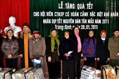 Lạng Sơn: Ban Đại diện Phật giáo tỉnh thăm, tặng quà Tết cho các hộ nghèo trong tỉnh ảnh 5 Lạng Sơn: Ban Đại diện Phật giáo tỉnh thăm, tặng quà Tết cho các hộ nghèo trong tỉnh ảnh 5