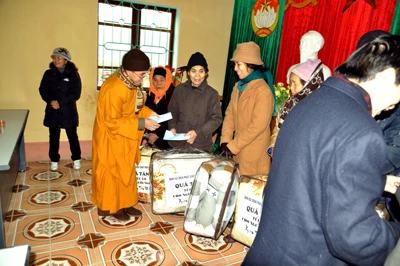 Lạng Sơn: Ban Đại diện Phật giáo tỉnh thăm, tặng quà Tết cho các hộ nghèo trong tỉnh ảnh 8