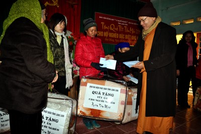 Lạng Sơn: Ban Đại diện Phật giáo tỉnh thăm, tặng quà Tết cho các hộ nghèo trong tỉnh ảnh 6 Lạng Sơn: Ban Đại diện Phật giáo tỉnh thăm, tặng quà Tết cho các hộ nghèo trong tỉnh ảnh 6