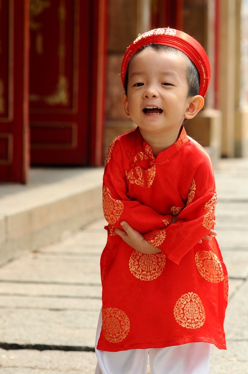Các bé mặc áo dài, quấn khăn đống đi chúc Tết rất dễ thương. Mặc dù chưa hiểu hết được ý nghĩa của việc mặc áo dài truyền thống và những câu chúc tết nhưng các bé tỏ ra rất hào hứng trong trang phục mới. Đa dạng các kiểu áo dài cách tân dành cho các bé trong dịp Tết này. Tung tăng xuống phố. Và tạo dáng dễ thương Ngộ nghĩnh trẻ em áo dài, khăn đống chúc Tết