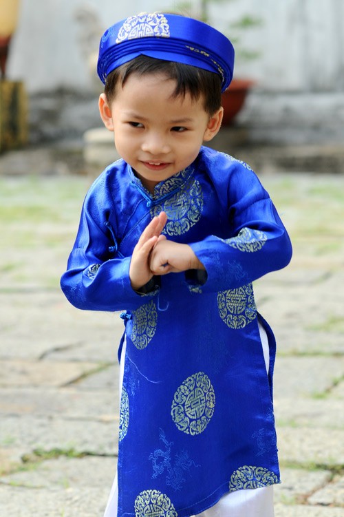 Các bé mặc áo dài, quấn khăn đống đi chúc Tết rất dễ thương. Mặc dù chưa hiểu hết được ý nghĩa của việc mặc áo dài truyền thống và những câu chúc tết nhưng các bé tỏ ra rất hào hứng trong trang phục mới. Đa dạng các kiểu áo dài cách tân dành cho các bé trong dịp Tết này. Tung tăng xuống phố. Và tạo dáng dễ thương Ngộ nghĩnh trẻ em áo dài, khăn đống chúc Tết