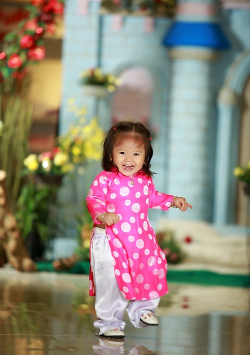 Các bé mặc áo dài, quấn khăn đống đi chúc Tết rất dễ thương. Mặc dù chưa hiểu hết được ý nghĩa của việc mặc áo dài truyền thống và những câu chúc tết nhưng các bé tỏ ra rất hào hứng trong trang phục mới. Đa dạng các kiểu áo dài cách tân dành cho các bé trong dịp Tết này. Tung tăng xuống phố. Và tạo dáng dễ thương Ngộ nghĩnh trẻ em áo dài, khăn đống chúc Tết