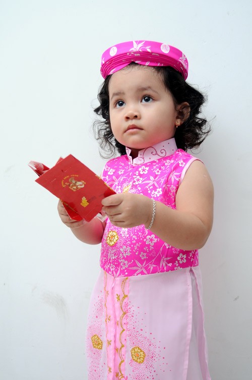 Các bé mặc áo dài, quấn khăn đống đi chúc Tết rất dễ thương. Mặc dù chưa hiểu hết được ý nghĩa của việc mặc áo dài truyền thống và những câu chúc tết nhưng các bé tỏ ra rất hào hứng trong trang phục mới. Đa dạng các kiểu áo dài cách tân dành cho các bé trong dịp Tết này. Tung tăng xuống phố. Và tạo dáng dễ thương Ngộ nghĩnh trẻ em áo dài, khăn đống chúc Tết