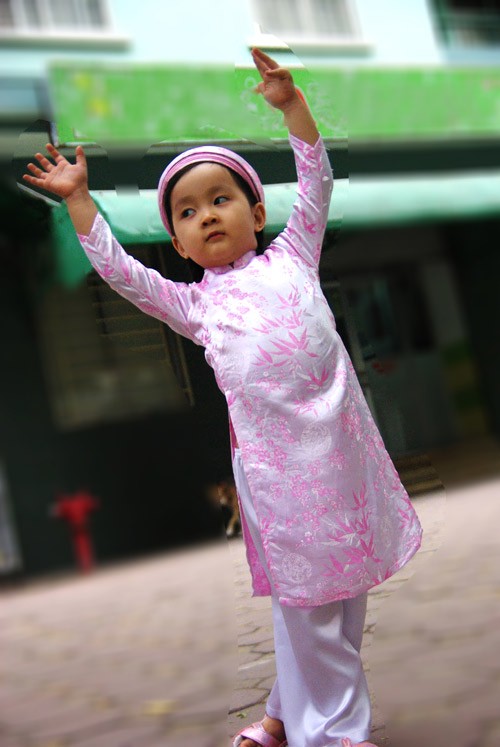 Các bé mặc áo dài, quấn khăn đống đi chúc Tết rất dễ thương. Mặc dù chưa hiểu hết được ý nghĩa của việc mặc áo dài truyền thống và những câu chúc tết nhưng các bé tỏ ra rất hào hứng trong trang phục mới. Đa dạng các kiểu áo dài cách tân dành cho các bé trong dịp Tết này. Tung tăng xuống phố. Và tạo dáng dễ thương Ngộ nghĩnh trẻ em áo dài, khăn đống chúc Tết
