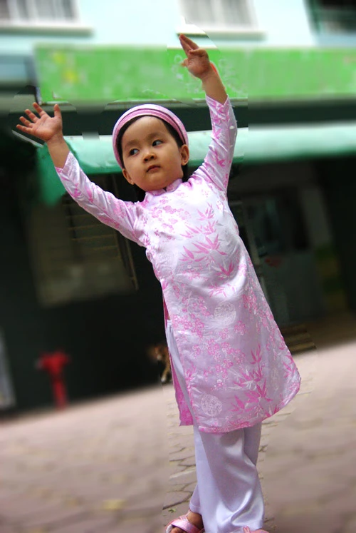 Ngộ nghĩnh trẻ em áo dài, khăn đống chúc Tết