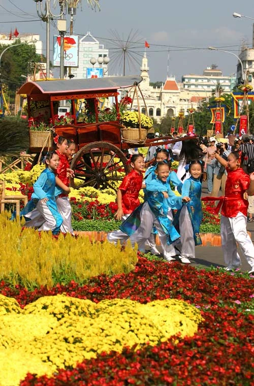 Ngộ nghĩnh trẻ em áo dài, khăn đống chúc Tết