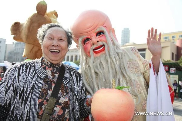 Thiếu nữ dân tộc Miao rạng rỡ sắc xuân. Những điệu múa dân gian chào đón năm mới của người Trung Quốc. Múa lân là một nét văn hóa không thể thiếu trong ngày xuân. Lễ hội mùa xuân diễn ra trên khắp Trung Quốc. Lễ hội múa lân diễn ra từ ngày 30 đến mùng 4 Tết. Người dân nông thôn Trung Quốc có những phong tục đón Tết cổ truyền độc đáo. Những nghệ nhân múa dân gian náo nức tham gia những màn trình diễn đón năm mới. Một cụ bà rạng rỡ du xuân.