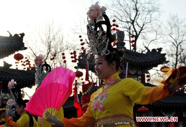 Thiếu nữ dân tộc Miao rạng rỡ sắc xuân. Những điệu múa dân gian chào đón năm mới của người Trung Quốc. Múa lân là một nét văn hóa không thể thiếu trong ngày xuân. Lễ hội mùa xuân diễn ra trên khắp Trung Quốc. Lễ hội múa lân diễn ra từ ngày 30 đến mùng 4 Tết. Người dân nông thôn Trung Quốc có những phong tục đón Tết cổ truyền độc đáo. Những nghệ nhân múa dân gian náo nức tham gia những màn trình diễn đón năm mới. Một cụ bà rạng rỡ du xuân. Thiếu nữ dân tộc Miao rạng rỡ sắc xuân. Những điệu múa dân gian chào đón năm mới của người Trung Quốc. Múa lân là một nét văn hóa không thể thiếu trong ngày xuân. Lễ hội mùa xuân diễn ra trên khắp Trung Quốc. Lễ hội múa lân diễn ra từ ngày 30 đến mùng 4 Tết. Người dân nông thôn Trung Quốc có những phong tục đón Tết cổ truyền độc đáo. Những nghệ nhân múa dân gian náo nức tham gia những màn trình diễn đón năm mới. Một cụ bà rạng rỡ du xuân.