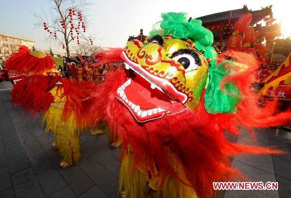 Thiếu nữ dân tộc Miao rạng rỡ sắc xuân. Những điệu múa dân gian chào đón năm mới của người Trung Quốc. Múa lân là một nét văn hóa không thể thiếu trong ngày xuân. Lễ hội mùa xuân diễn ra trên khắp Trung Quốc. Lễ hội múa lân diễn ra từ ngày 30 đến mùng 4 Tết. Người dân nông thôn Trung Quốc có những phong tục đón Tết cổ truyền độc đáo. Những nghệ nhân múa dân gian náo nức tham gia những màn trình diễn đón năm mới. Một cụ bà rạng rỡ du xuân. Thiếu nữ dân tộc Miao rạng rỡ sắc xuân. Những điệu múa dân gian chào đón năm mới của người Trung Quốc. Múa lân là một nét văn hóa không thể thiếu trong ngày xuân. Lễ hội mùa xuân diễn ra trên khắp Trung Quốc. Lễ hội múa lân diễn ra từ ngày 30 đến mùng 4 Tết. Người dân nông thôn Trung Quốc có những phong tục đón Tết cổ truyền độc đáo. Những nghệ nhân múa dân gian náo nức tham gia những màn trình diễn đón năm mới. Một cụ bà rạng rỡ du xuân.