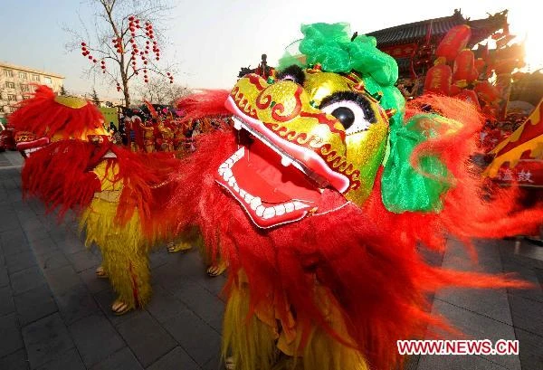 Thiếu nữ dân tộc Miao rạng rỡ sắc xuân. Những điệu múa dân gian chào đón năm mới của người Trung Quốc. Múa lân là một nét văn hóa không thể thiếu trong ngày xuân. Lễ hội mùa xuân diễn ra trên khắp Trung Quốc. Lễ hội múa lân diễn ra từ ngày 30 đến mùng 4 Tết. Người dân nông thôn Trung Quốc có những phong tục đón Tết cổ truyền độc đáo. Những nghệ nhân múa dân gian náo nức tham gia những màn trình diễn đón năm mới. Một cụ bà rạng rỡ du xuân.