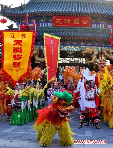 Thiếu nữ dân tộc Miao rạng rỡ sắc xuân. Những điệu múa dân gian chào đón năm mới của người Trung Quốc. Múa lân là một nét văn hóa không thể thiếu trong ngày xuân. Lễ hội mùa xuân diễn ra trên khắp Trung Quốc. Lễ hội múa lân diễn ra từ ngày 30 đến mùng 4 Tết. Người dân nông thôn Trung Quốc có những phong tục đón Tết cổ truyền độc đáo. Những nghệ nhân múa dân gian náo nức tham gia những màn trình diễn đón năm mới. Một cụ bà rạng rỡ du xuân.