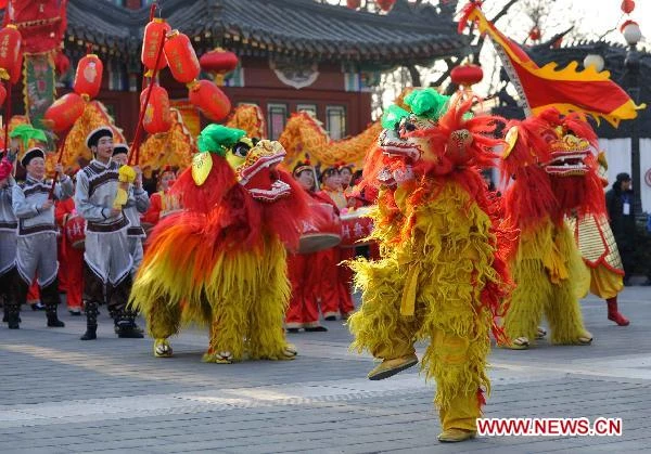 Thiếu nữ dân tộc Miao rạng rỡ sắc xuân. Những điệu múa dân gian chào đón năm mới của người Trung Quốc. Múa lân là một nét văn hóa không thể thiếu trong ngày xuân. Lễ hội mùa xuân diễn ra trên khắp Trung Quốc. Lễ hội múa lân diễn ra từ ngày 30 đến mùng 4 Tết. Người dân nông thôn Trung Quốc có những phong tục đón Tết cổ truyền độc đáo. Những nghệ nhân múa dân gian náo nức tham gia những màn trình diễn đón năm mới. Một cụ bà rạng rỡ du xuân.