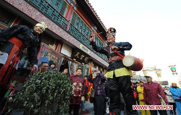 Thiếu nữ dân tộc Miao rạng rỡ sắc xuân. Những điệu múa dân gian chào đón năm mới của người Trung Quốc. Múa lân là một nét văn hóa không thể thiếu trong ngày xuân. Lễ hội mùa xuân diễn ra trên khắp Trung Quốc. Lễ hội múa lân diễn ra từ ngày 30 đến mùng 4 Tết. Người dân nông thôn Trung Quốc có những phong tục đón Tết cổ truyền độc đáo. Những nghệ nhân múa dân gian náo nức tham gia những màn trình diễn đón năm mới. Một cụ bà rạng rỡ du xuân.