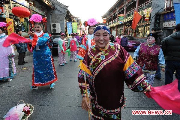 Thiếu nữ dân tộc Miao rạng rỡ sắc xuân. Những điệu múa dân gian chào đón năm mới của người Trung Quốc. Múa lân là một nét văn hóa không thể thiếu trong ngày xuân. Lễ hội mùa xuân diễn ra trên khắp Trung Quốc. Lễ hội múa lân diễn ra từ ngày 30 đến mùng 4 Tết. Người dân nông thôn Trung Quốc có những phong tục đón Tết cổ truyền độc đáo. Những nghệ nhân múa dân gian náo nức tham gia những màn trình diễn đón năm mới. Một cụ bà rạng rỡ du xuân.