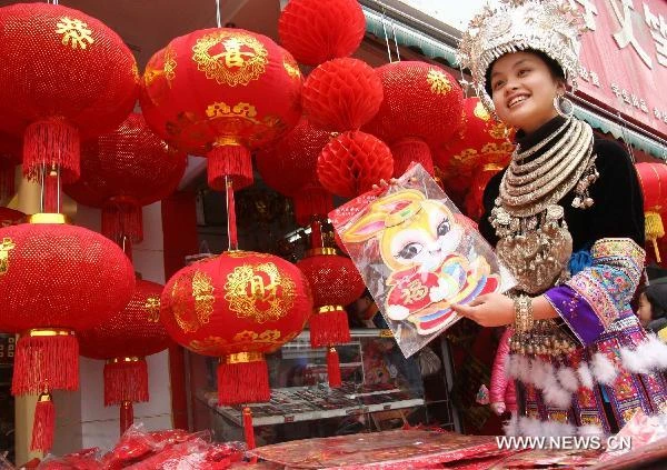 Thiếu nữ dân tộc Miao rạng rỡ sắc xuân. Những điệu múa dân gian chào đón năm mới của người Trung Quốc. Múa lân là một nét văn hóa không thể thiếu trong ngày xuân. Lễ hội mùa xuân diễn ra trên khắp Trung Quốc. Lễ hội múa lân diễn ra từ ngày 30 đến mùng 4 Tết. Người dân nông thôn Trung Quốc có những phong tục đón Tết cổ truyền độc đáo. Những nghệ nhân múa dân gian náo nức tham gia những màn trình diễn đón năm mới. Một cụ bà rạng rỡ du xuân.