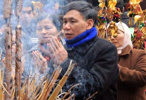 Hương khói trong tổ đình Phúc Khánh nghi ngút khiến nhiều người sau khi làm lễ sau mắt cay xè.