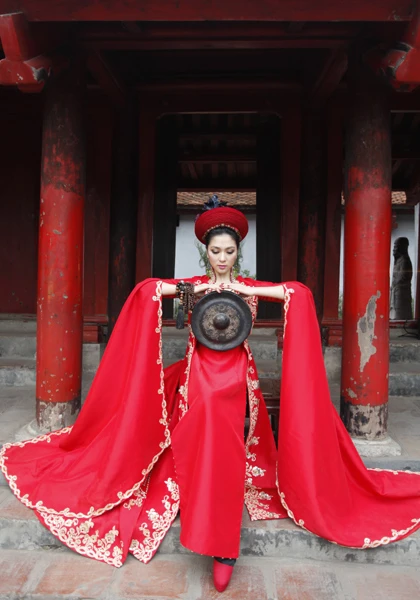 Hoa hậu Nguyễn Thị Huyền ở Văn Miếu - Quốc Tử Giám