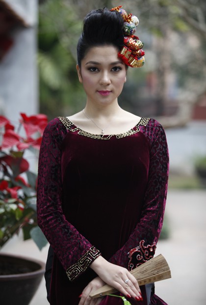 Hoa hậu Nguyễn Thị Huyền trong trang phục áo dài của nhà thiết kế David Minh Đức Hoa hậu Nguyễn Thị Huyền trong trang phục áo dài của nhà thiết kế David Minh Đức