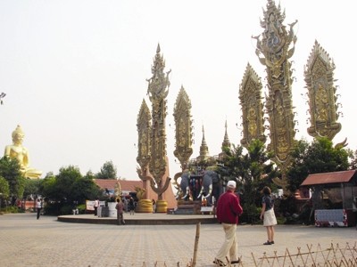 Khách viếng thăm chùa trên đồi Sop Ruak - Tam giác vàng. Khách viếng thăm chùa trên đồi Sop Ruak - Tam giác vàng