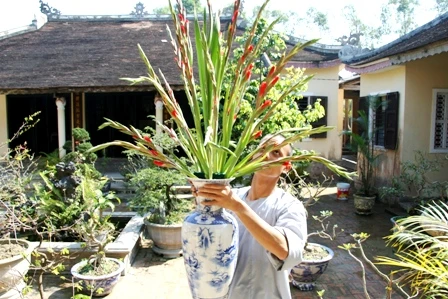 Hoa được di chuyển từ nhà tăng lên chánh điện với một sự tôn nghiêm thành kính