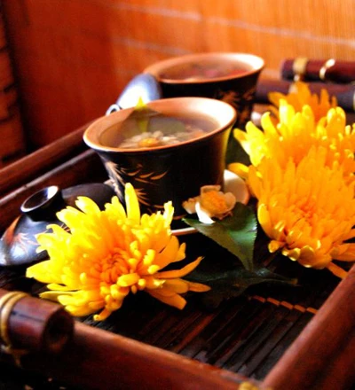 Chén trà ngày xuân ảnh 2