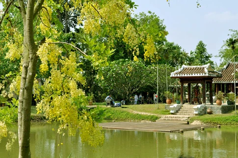 Gian thờ Phật và gia tiên tại Nhà vườn Long Thuận, Q. 9, TP.HCM