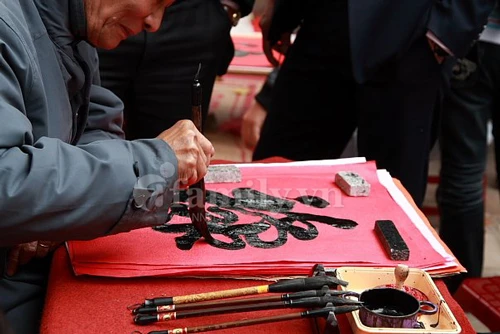 Chùm ảnh: Tấp nập xin chữ đầu năm ảnh 4