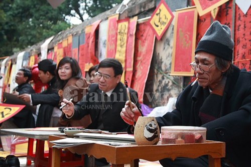Chùm ảnh: Tấp nập xin chữ đầu năm ảnh 7 Chùm ảnh: Tấp nập xin chữ đầu năm ảnh 7