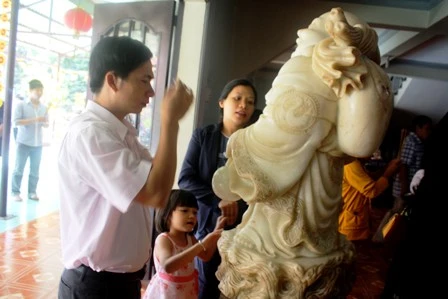 Người dân TPHCM lên chùa cúng tiễn đưa ông bà ảnh 10