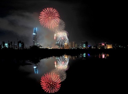 Đào Tết khoe sắc thắm trong ngày xuân ở Hà Nội. Ảnh: tuan90D (Vnphoto.net). Sắc đào xuân rực rỡ trên vùng cao. Ảnh: haidt (Xóm nhiếp ảnh). Nụ cười hồn nhiên của một thôn nữ làng hoa cảnh Tân Quy Đông, Sa Đéc, Đồng Tháp. Ảnh: TuanAT (Saigonphoto.net). Một góc chợ hoa Hàng Lược (Hà Nội) đêm 30 Tết. Ảnh: Hồng Quân. Pháo hoa rực rỡ trong thời khắc giao thừa ở TP HCM. Ảnh: huy-vien (Saigonphoto.net). Khoảnh khắc hạnh phức dưới bầu trời lung linh pháo hoa. Ảnh: thầy chùa (Xóm nhiếp ảnh). Nụ cười trong mùa xuân mới. Ảnh: bear (Xóm nhiếp ảnh). Gửi gắm tâm nguyện tại cửa chùa ngày đầu năm mới. Ảnh: us5767 (vnphoto.net). Niềm vui trong dịp Tết con mèo. Ảnh: qbart (Saigonphoto.net). Ảnh đẹp ngày xuân trên mọi miền đất nước