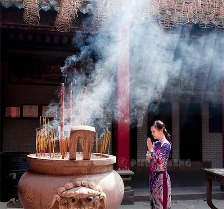 Đào Tết khoe sắc thắm trong ngày xuân ở Hà Nội. Ảnh: tuan90D (Vnphoto.net). Sắc đào xuân rực rỡ trên vùng cao. Ảnh: haidt (Xóm nhiếp ảnh). Nụ cười hồn nhiên của một thôn nữ làng hoa cảnh Tân Quy Đông, Sa Đéc, Đồng Tháp. Ảnh: TuanAT (Saigonphoto.net). Một góc chợ hoa Hàng Lược (Hà Nội) đêm 30 Tết. Ảnh: Hồng Quân. Pháo hoa rực rỡ trong thời khắc giao thừa ở TP HCM. Ảnh: huy-vien (Saigonphoto.net). Khoảnh khắc hạnh phức dưới bầu trời lung linh pháo hoa. Ảnh: thầy chùa (Xóm nhiếp ảnh). Nụ cười trong mùa xuân mới. Ảnh: bear (Xóm nhiếp ảnh). Gửi gắm tâm nguyện tại cửa chùa ngày đầu năm mới. Ảnh: us5767 (vnphoto.net). Niềm vui trong dịp Tết con mèo. Ảnh: qbart (Saigonphoto.net). Ảnh đẹp ngày xuân trên mọi miền đất nước