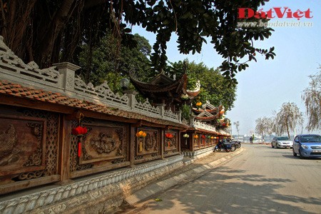 Chùa Vạn Niên nằm cạnh hồ Tây với cửa chính nằm trên đường Lạc Long Quân và cửa sau thông ra đường kè bờ hồ. Bước vào trong chùa, có thể nhận ra những khối kiến trúc mang dáng vẻ vững chãi với các hoạ tiết trang trí là những biểu tượng của Phật giáo Tây Tạng. Những cửa sổ cao và hẹp cũng là một đặc điểm kiến trúc ở xứ sở nằm trên dãy Himalaya. Dưới mái hiên là dải cờ phướn gồm 5 màu trắng, đỏ, lục, vàng, lam - những sắc màu của Phật giáo Tây Tạng, khác đôi chút với màu truyền thống của Phật giáo Việt Nam là trắng, đỏ, cam, vàng, lam. Nét kiến trúc đặc biệt nhất của chùa Vạn Niên chính là một Chorten – bảo tháp của Phật giáo Tây Tạng. Trong đời sống tâm linh của người Tây Tạng, Chorten là biểu tượng cho cốt tuỷ của Đức Phật. Những lời trì chú bằng Tạng ngữ được khắc trên thân của Chorten. Những bức phù điêu tinh xảo được chạm khắc ở phần đế của Chorten, thể hiện các biểu tượng Phật giáo Tây Tạng như chuỳ kim cương, bánh xe pháp và các vị a-la-hán có nét mặt, tư thế rất sống động. Hình tượng chuỳ kim cương xuất hiện ở mọi nơi trong chùa. Trong Kim Cương thừa tây Tạng, chuỳ kim cương (còn gọi là Kim cương chử) biểu hiện sự giác ngộ của đức Phật. Bánh xe pháp (Pháp luân) tượng trưng cho giáo pháp của đức Phật là sự kết hợp của 8 chiếc chuỳ kim cương. Chuỳ kim cương nằm ở vị trí trung tâm trong một tấm phù điêu trang trí trên tường gỗ của chùa. Sân chùa tràn ngập màu xanh của xây cối với những mảnh vườn được bài trí khá cầu kỳ. Khác với nhiều ngôi chùa khác ở Hà Nội, các Phật tử quen thuộc đến với chùa Vạn Niên không phải để cầu tiền tài, danh vọng mà thường cầu bình an, sức khoẻ và tránh tà. Với kiến trúc độc đáo nằm giữa khung cảnh trời nước thanh bình, chùa Vạn Niên đã trở thành điểm đến của nhiều du khách khi thưởng ngoạn hồ Tây của Thủ đô nghìn năm tuổi. Một thoáng Tây Tạng giữa lòng Hà Nội