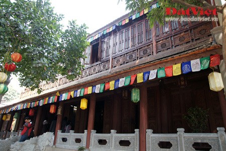 Chùa Vạn Niên nằm cạnh hồ Tây với cửa chính nằm trên đường Lạc Long Quân và cửa sau thông ra đường kè bờ hồ. Bước vào trong chùa, có thể nhận ra những khối kiến trúc mang dáng vẻ vững chãi với các hoạ tiết trang trí là những biểu tượng của Phật giáo Tây Tạng. Những cửa sổ cao và hẹp cũng là một đặc điểm kiến trúc ở xứ sở nằm trên dãy Himalaya. Dưới mái hiên là dải cờ phướn gồm 5 màu trắng, đỏ, lục, vàng, lam - những sắc màu của Phật giáo Tây Tạng, khác đôi chút với màu truyền thống của Phật giáo Việt Nam là trắng, đỏ, cam, vàng, lam. Nét kiến trúc đặc biệt nhất của chùa Vạn Niên chính là một Chorten – bảo tháp của Phật giáo Tây Tạng. Trong đời sống tâm linh của người Tây Tạng, Chorten là biểu tượng cho cốt tuỷ của Đức Phật. Những lời trì chú bằng Tạng ngữ được khắc trên thân của Chorten. Những bức phù điêu tinh xảo được chạm khắc ở phần đế của Chorten, thể hiện các biểu tượng Phật giáo Tây Tạng như chuỳ kim cương, bánh xe pháp và các vị a-la-hán có nét mặt, tư thế rất sống động. Hình tượng chuỳ kim cương xuất hiện ở mọi nơi trong chùa. Trong Kim Cương thừa tây Tạng, chuỳ kim cương (còn gọi là Kim cương chử) biểu hiện sự giác ngộ của đức Phật. Bánh xe pháp (Pháp luân) tượng trưng cho giáo pháp của đức Phật là sự kết hợp của 8 chiếc chuỳ kim cương. Chuỳ kim cương nằm ở vị trí trung tâm trong một tấm phù điêu trang trí trên tường gỗ của chùa. Sân chùa tràn ngập màu xanh của xây cối với những mảnh vườn được bài trí khá cầu kỳ. Khác với nhiều ngôi chùa khác ở Hà Nội, các Phật tử quen thuộc đến với chùa Vạn Niên không phải để cầu tiền tài, danh vọng mà thường cầu bình an, sức khoẻ và tránh tà. Với kiến trúc độc đáo nằm giữa khung cảnh trời nước thanh bình, chùa Vạn Niên đã trở thành điểm đến của nhiều du khách khi thưởng ngoạn hồ Tây của Thủ đô nghìn năm tuổi. Một thoáng Tây Tạng giữa lòng Hà Nội
