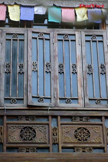 Chùa Vạn Niên nằm cạnh hồ Tây với cửa chính nằm trên đường Lạc Long Quân và cửa sau thông ra đường kè bờ hồ. Bước vào trong chùa, có thể nhận ra những khối kiến trúc mang dáng vẻ vững chãi với các hoạ tiết trang trí là những biểu tượng của Phật giáo Tây Tạng. Những cửa sổ cao và hẹp cũng là một đặc điểm kiến trúc ở xứ sở nằm trên dãy Himalaya. Dưới mái hiên là dải cờ phướn gồm 5 màu trắng, đỏ, lục, vàng, lam - những sắc màu của Phật giáo Tây Tạng, khác đôi chút với màu truyền thống của Phật giáo Việt Nam là trắng, đỏ, cam, vàng, lam. Nét kiến trúc đặc biệt nhất của chùa Vạn Niên chính là một Chorten – bảo tháp của Phật giáo Tây Tạng. Trong đời sống tâm linh của người Tây Tạng, Chorten là biểu tượng cho cốt tuỷ của Đức Phật. Những lời trì chú bằng Tạng ngữ được khắc trên thân của Chorten. Những bức phù điêu tinh xảo được chạm khắc ở phần đế của Chorten, thể hiện các biểu tượng Phật giáo Tây Tạng như chuỳ kim cương, bánh xe pháp và các vị a-la-hán có nét mặt, tư thế rất sống động. Hình tượng chuỳ kim cương xuất hiện ở mọi nơi trong chùa. Trong Kim Cương thừa tây Tạng, chuỳ kim cương (còn gọi là Kim cương chử) biểu hiện sự giác ngộ của đức Phật. Bánh xe pháp (Pháp luân) tượng trưng cho giáo pháp của đức Phật là sự kết hợp của 8 chiếc chuỳ kim cương. Chuỳ kim cương nằm ở vị trí trung tâm trong một tấm phù điêu trang trí trên tường gỗ của chùa. Sân chùa tràn ngập màu xanh của xây cối với những mảnh vườn được bài trí khá cầu kỳ. Khác với nhiều ngôi chùa khác ở Hà Nội, các Phật tử quen thuộc đến với chùa Vạn Niên không phải để cầu tiền tài, danh vọng mà thường cầu bình an, sức khoẻ và tránh tà. Với kiến trúc độc đáo nằm giữa khung cảnh trời nước thanh bình, chùa Vạn Niên đã trở thành điểm đến của nhiều du khách khi thưởng ngoạn hồ Tây của Thủ đô nghìn năm tuổi. Một thoáng Tây Tạng giữa lòng Hà Nội