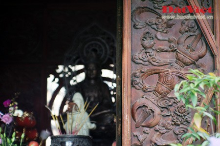 Chùa Vạn Niên nằm cạnh hồ Tây với cửa chính nằm trên đường Lạc Long Quân và cửa sau thông ra đường kè bờ hồ. Bước vào trong chùa, có thể nhận ra những khối kiến trúc mang dáng vẻ vững chãi với các hoạ tiết trang trí là những biểu tượng của Phật giáo Tây Tạng. Những cửa sổ cao và hẹp cũng là một đặc điểm kiến trúc ở xứ sở nằm trên dãy Himalaya. Dưới mái hiên là dải cờ phướn gồm 5 màu trắng, đỏ, lục, vàng, lam - những sắc màu của Phật giáo Tây Tạng, khác đôi chút với màu truyền thống của Phật giáo Việt Nam là trắng, đỏ, cam, vàng, lam. Nét kiến trúc đặc biệt nhất của chùa Vạn Niên chính là một Chorten – bảo tháp của Phật giáo Tây Tạng. Trong đời sống tâm linh của người Tây Tạng, Chorten là biểu tượng cho cốt tuỷ của Đức Phật. Những lời trì chú bằng Tạng ngữ được khắc trên thân của Chorten. Những bức phù điêu tinh xảo được chạm khắc ở phần đế của Chorten, thể hiện các biểu tượng Phật giáo Tây Tạng như chuỳ kim cương, bánh xe pháp và các vị a-la-hán có nét mặt, tư thế rất sống động. Hình tượng chuỳ kim cương xuất hiện ở mọi nơi trong chùa. Trong Kim Cương thừa tây Tạng, chuỳ kim cương (còn gọi là Kim cương chử) biểu hiện sự giác ngộ của đức Phật. Bánh xe pháp (Pháp luân) tượng trưng cho giáo pháp của đức Phật là sự kết hợp của 8 chiếc chuỳ kim cương. Chuỳ kim cương nằm ở vị trí trung tâm trong một tấm phù điêu trang trí trên tường gỗ của chùa. Sân chùa tràn ngập màu xanh của xây cối với những mảnh vườn được bài trí khá cầu kỳ. Khác với nhiều ngôi chùa khác ở Hà Nội, các Phật tử quen thuộc đến với chùa Vạn Niên không phải để cầu tiền tài, danh vọng mà thường cầu bình an, sức khoẻ và tránh tà. Với kiến trúc độc đáo nằm giữa khung cảnh trời nước thanh bình, chùa Vạn Niên đã trở thành điểm đến của nhiều du khách khi thưởng ngoạn hồ Tây của Thủ đô nghìn năm tuổi. Một thoáng Tây Tạng giữa lòng Hà Nội