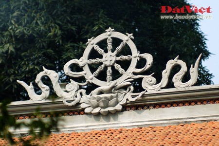 Chùa Vạn Niên nằm cạnh hồ Tây với cửa chính nằm trên đường Lạc Long Quân và cửa sau thông ra đường kè bờ hồ. Bước vào trong chùa, có thể nhận ra những khối kiến trúc mang dáng vẻ vững chãi với các hoạ tiết trang trí là những biểu tượng của Phật giáo Tây Tạng. Những cửa sổ cao và hẹp cũng là một đặc điểm kiến trúc ở xứ sở nằm trên dãy Himalaya. Dưới mái hiên là dải cờ phướn gồm 5 màu trắng, đỏ, lục, vàng, lam - những sắc màu của Phật giáo Tây Tạng, khác đôi chút với màu truyền thống của Phật giáo Việt Nam là trắng, đỏ, cam, vàng, lam. Nét kiến trúc đặc biệt nhất của chùa Vạn Niên chính là một Chorten – bảo tháp của Phật giáo Tây Tạng. Trong đời sống tâm linh của người Tây Tạng, Chorten là biểu tượng cho cốt tuỷ của Đức Phật. Những lời trì chú bằng Tạng ngữ được khắc trên thân của Chorten. Những bức phù điêu tinh xảo được chạm khắc ở phần đế của Chorten, thể hiện các biểu tượng Phật giáo Tây Tạng như chuỳ kim cương, bánh xe pháp và các vị a-la-hán có nét mặt, tư thế rất sống động. Hình tượng chuỳ kim cương xuất hiện ở mọi nơi trong chùa. Trong Kim Cương thừa tây Tạng, chuỳ kim cương (còn gọi là Kim cương chử) biểu hiện sự giác ngộ của đức Phật. Bánh xe pháp (Pháp luân) tượng trưng cho giáo pháp của đức Phật là sự kết hợp của 8 chiếc chuỳ kim cương. Chuỳ kim cương nằm ở vị trí trung tâm trong một tấm phù điêu trang trí trên tường gỗ của chùa. Sân chùa tràn ngập màu xanh của xây cối với những mảnh vườn được bài trí khá cầu kỳ. Khác với nhiều ngôi chùa khác ở Hà Nội, các Phật tử quen thuộc đến với chùa Vạn Niên không phải để cầu tiền tài, danh vọng mà thường cầu bình an, sức khoẻ và tránh tà. Với kiến trúc độc đáo nằm giữa khung cảnh trời nước thanh bình, chùa Vạn Niên đã trở thành điểm đến của nhiều du khách khi thưởng ngoạn hồ Tây của Thủ đô nghìn năm tuổi. Một thoáng Tây Tạng giữa lòng Hà Nội